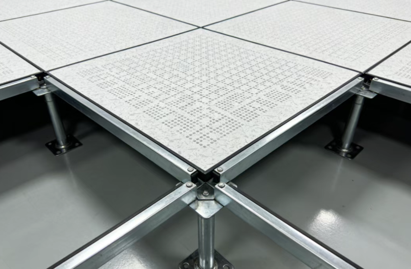 北京弱电机房为什么要安装防静电地板?凯源恒润北京监控安装工程公司分享防静电地板的核心作用!